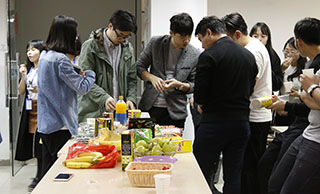 美迪网店培训学院-老师生日聚会边吃边聊