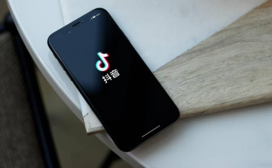 抖音发作品上热门怎么操作?轻松上热门技巧分享 - 美迪电商教育