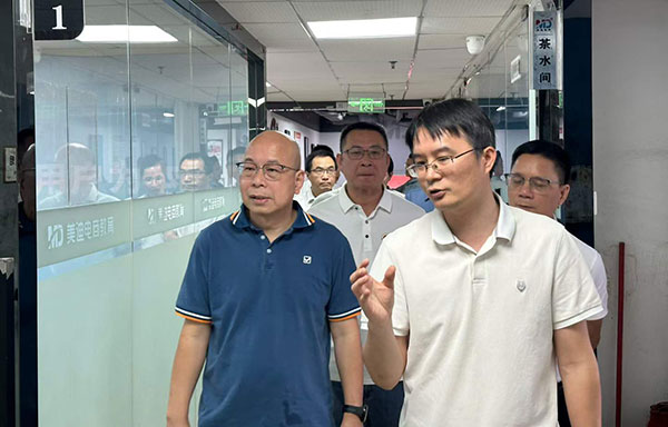 紫金中学校友会一行莅临美迪电商参观交流 - 美迪电商教育